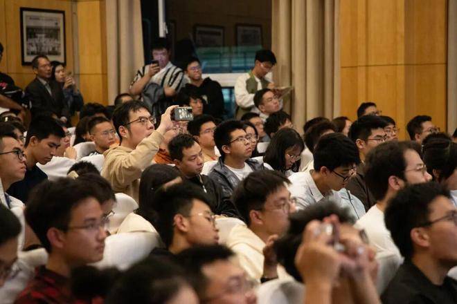 追忆杨振宁、趣说量子力学,潘建伟复旦开讲! 追忆杨振宁、趣说量子力学,潘建伟复旦开讲!
