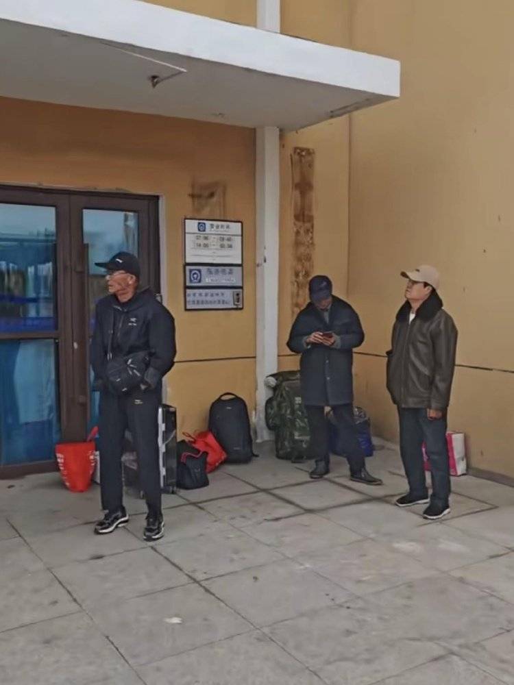 吉林一火车站白天关闭4个多小时,有旅客在冷风中等候,车站回应 吉林一火车站白天关闭4个多小时,有旅客在冷风中等候,车站回应