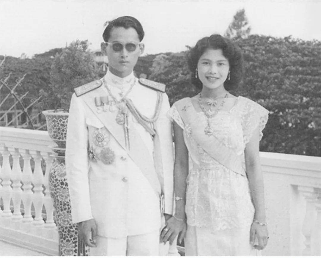 泰国王太后诗丽吉辞世,享年93岁,泰国国王宣布为期一年的官方哀悼! 泰国王太后诗丽吉辞世,享年93岁,泰国国王宣布为期一年的官方哀悼!