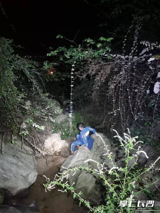 失温驴友在悬崖边呼救“我好冷!”长沙市蓝天救援队星夜驰援 失温驴友在悬崖边呼救“我好冷!”长沙市蓝天救援队星夜驰援