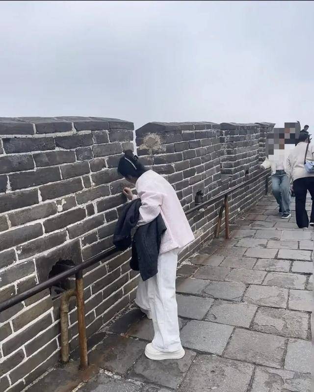 女子在长城刻字劝不住?警方回应 女子在长城刻字劝不住?警方回应