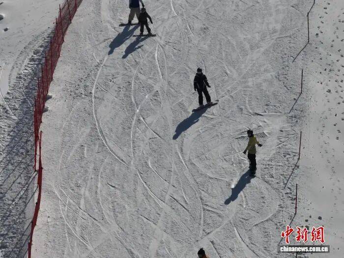 中国新闻网 - 吉林雪场迎新雪季“首滑”