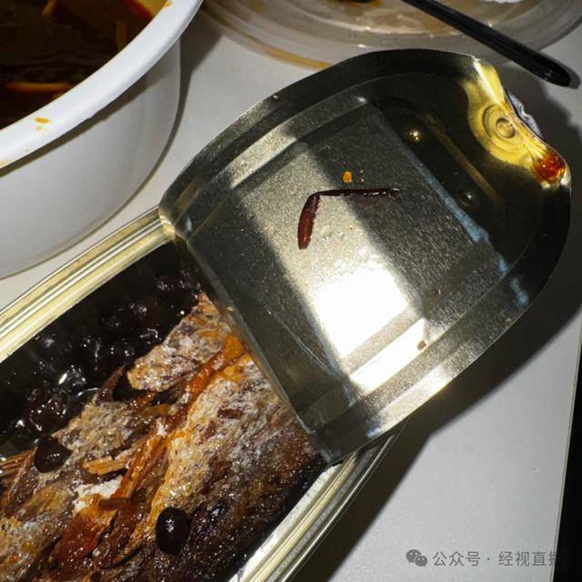 山姆鲮鱼罐头吃出疑似蟑螂腿异物 发帖者称已与山姆取得联系(图2)