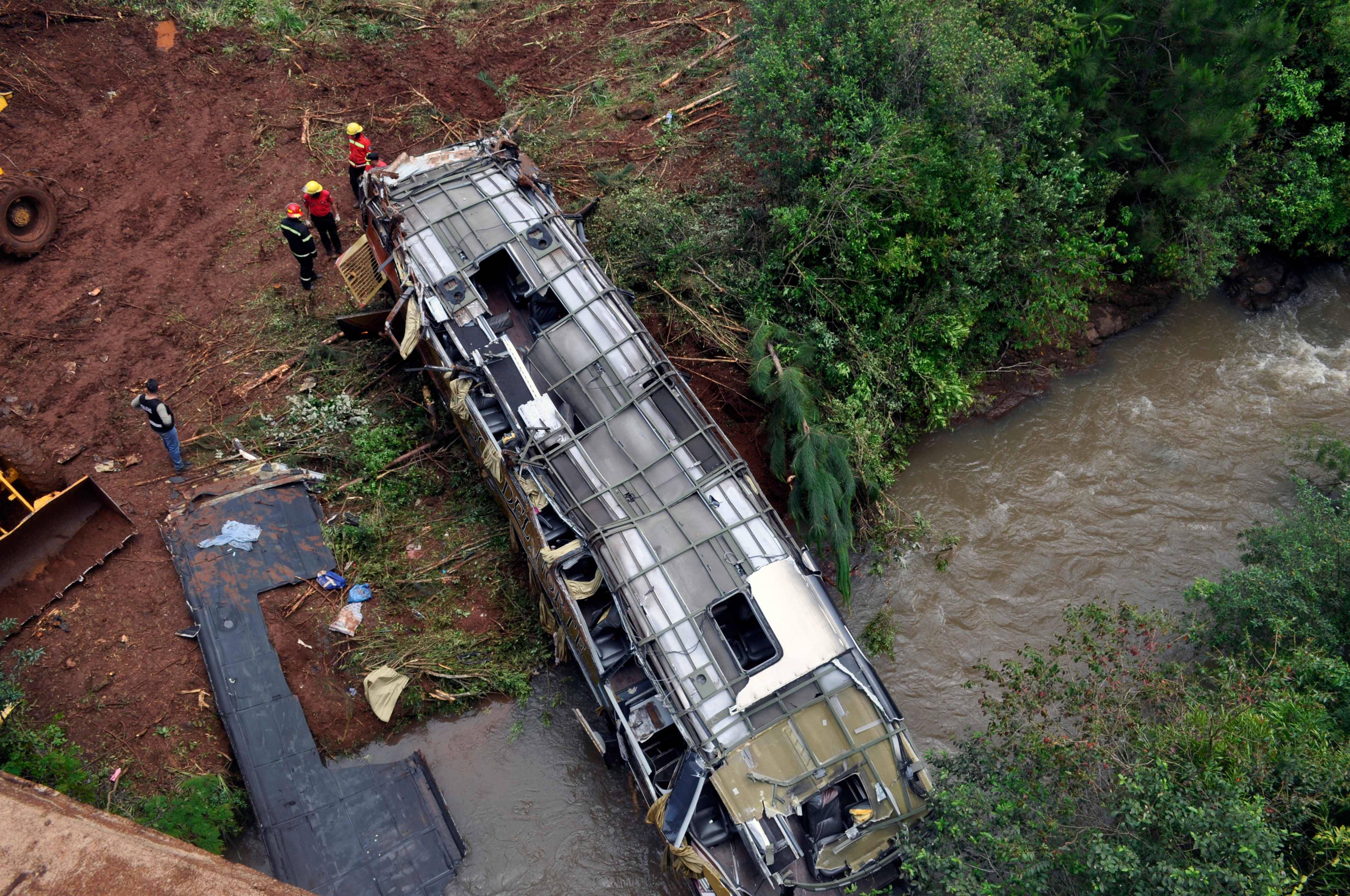 新华社/法新这是10月26日在阿根廷北部米西奥内斯省拍摄的发生车祸