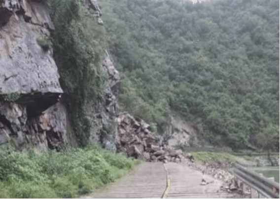 南阳市南召县乔端镇八里湾村灾害风险隐患信息报送员姬先平在g345国道