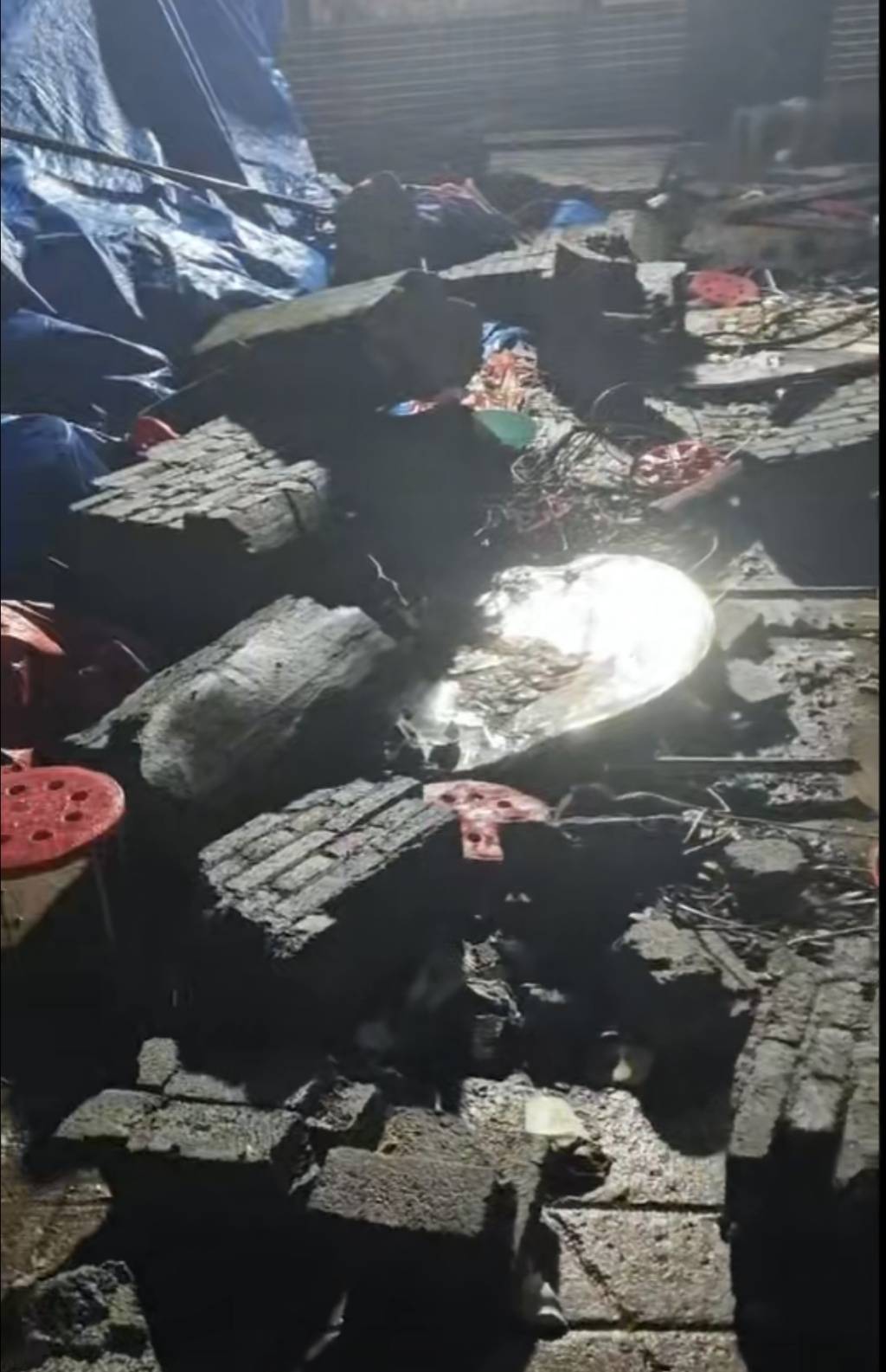 云南昭通一村民家办丧事时围墙倒塌,致前来吊唁的6人身亡