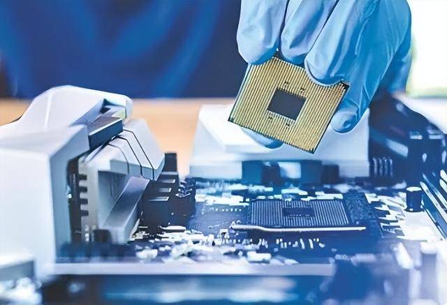 原创             北大天才朱佳迪，帮助美国攻克1nm芯片难题后，中国出现奇怪现象