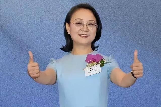 中学化学老师下海创业,成新晋中国女首富,身家1410亿元
