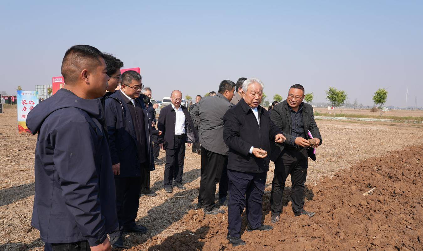 商丘市副市长高大立指出,商丘作为年产粮超140亿斤的重要产区,将通过