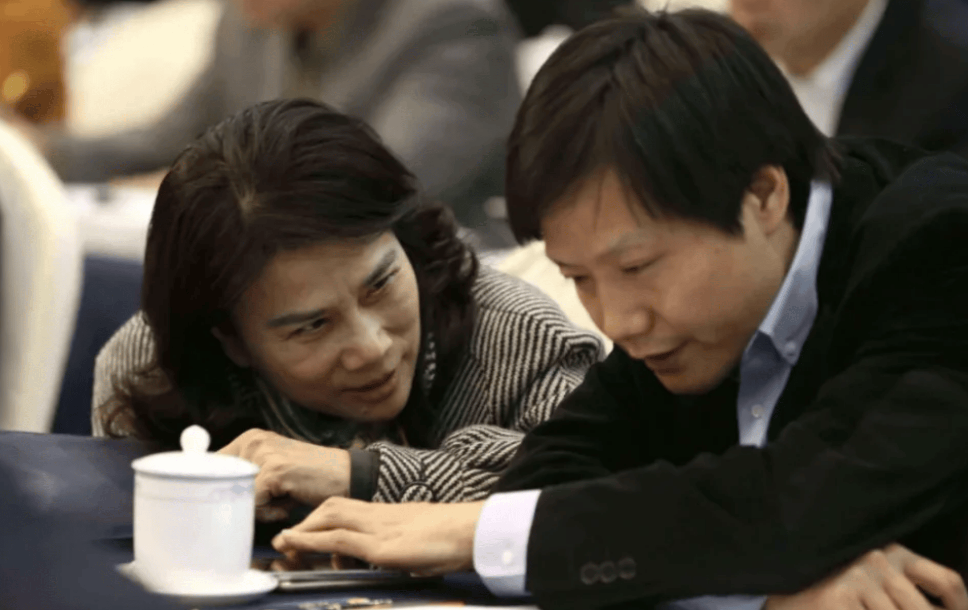 董明珠杀疯了!营收下滑仍砸55亿分红,雷军躺着也中枪?