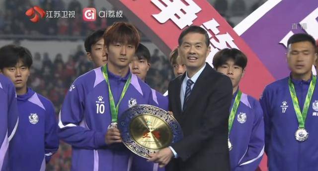 江苏省委书记、省长，分别为“苏超”冠亚军颁奖