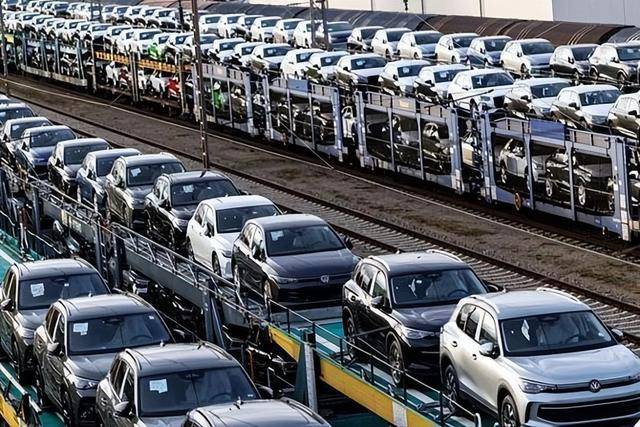 德国制造神话崩塌？大众汽车巨亏百亿，芯片断供危机逼停工厂