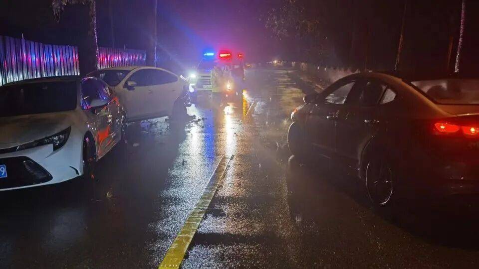 北京雨夜，一司机多次逆向车道超车，撞了两辆车后居然爬进车底…