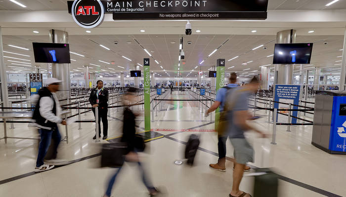 美国政府停摆影响超320万名旅客，交通部长警告可能关闭航空系统 -华闻时空