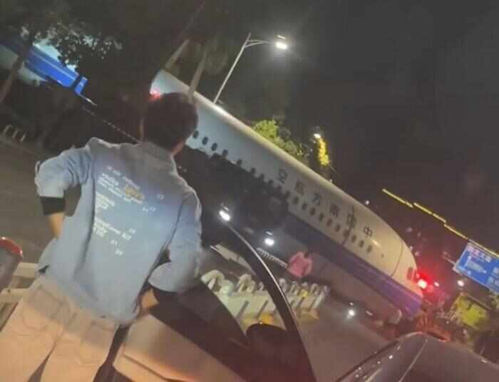 武汉街头出现飞机 官方回应：系老旧飞机被拆解转运