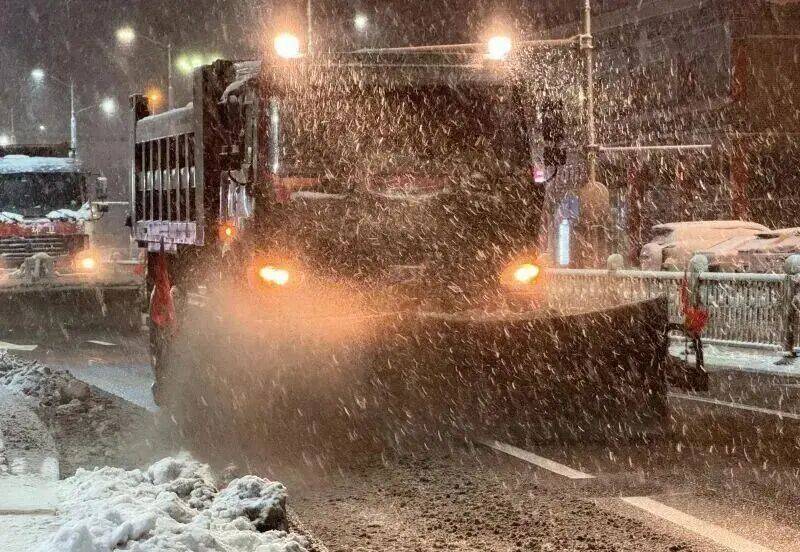 乌鲁木齐单日降雪创纪录,17个小时积雪超20厘米,工作人员连夜清雪 乌鲁木齐单日降雪创纪录,17个小时积雪超20厘米,工作人员连夜清雪