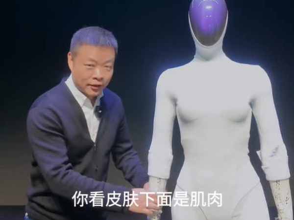 女性人形机器人藏真人?何小鹏公开内部构造 女性人形机器人藏真人?何小鹏公开内部构造