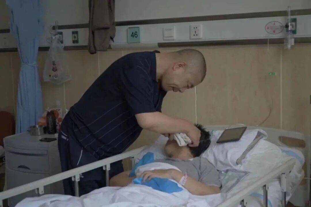 中国首例冷冻人已“沉睡”8年,仍在-196℃液氮罐中,丈夫对其复活信心逐渐减弱,与新女友同居5年,但家中还保留妻子照片和物品