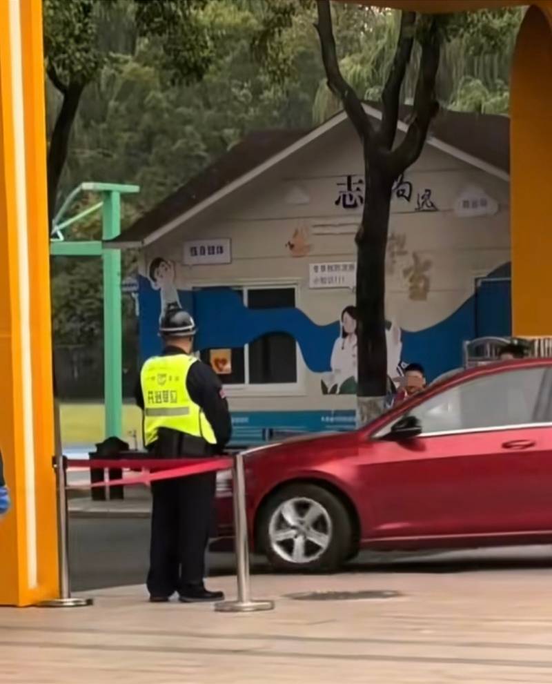 杭州一小学学生列队敬礼迎车辆入校引质疑!教育局:严肃批评