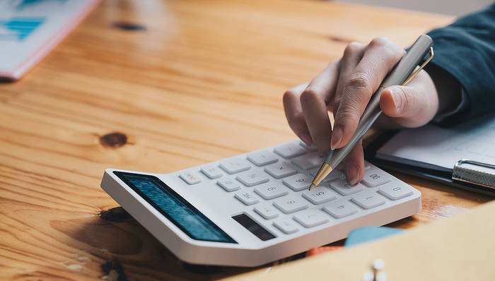 东方甄选股价跌超6%,俞敏洪确认前CEO孙东旭离职