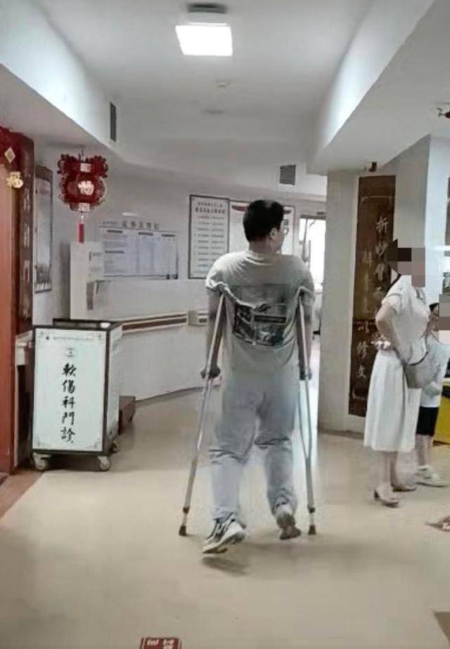 跪举水盆、扇耳光、关小黑屋 男孩在四维基地被虐致重伤二级(图2)