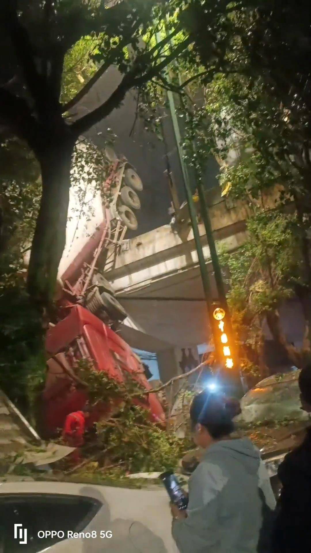 水泥罐车从高速桥上坠落砸中桥下多车,四川高速警方通报:无人员伤亡