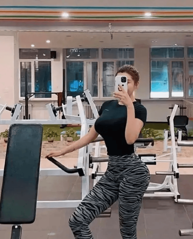 178cm刘太阳cos"蜘蛛侠",网友:魔鬼身材谁顶得住?