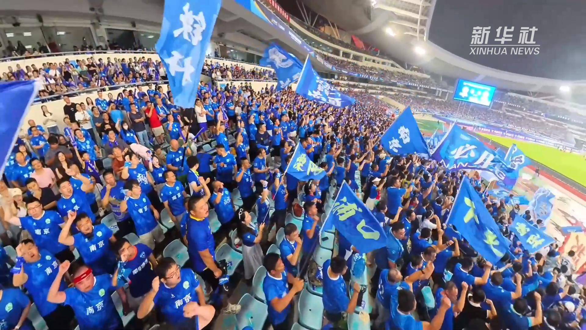 江苏铁杆球迷叫扬叔 - 全网最会整活的苏超球迷  足球圈热梗收割机：“铁杆”代表“铁”的意志和“敢”的精神