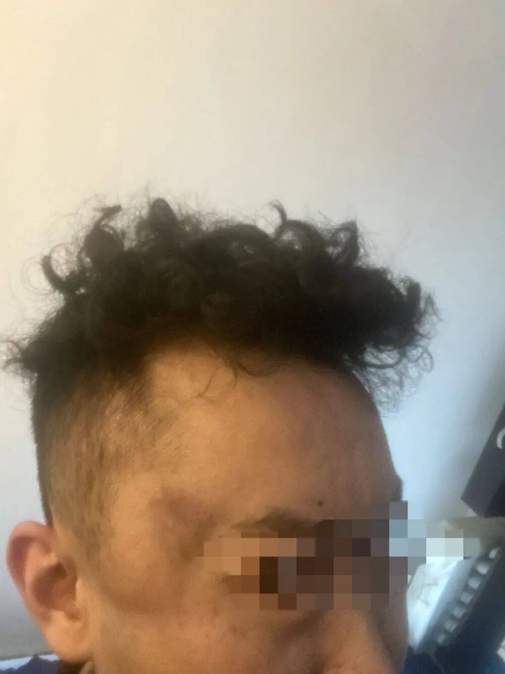 母亲派出所里遭民警责骂，男子插话后被拖进女厕群殴：涉案民警获刑8个月，两名辅警缓刑