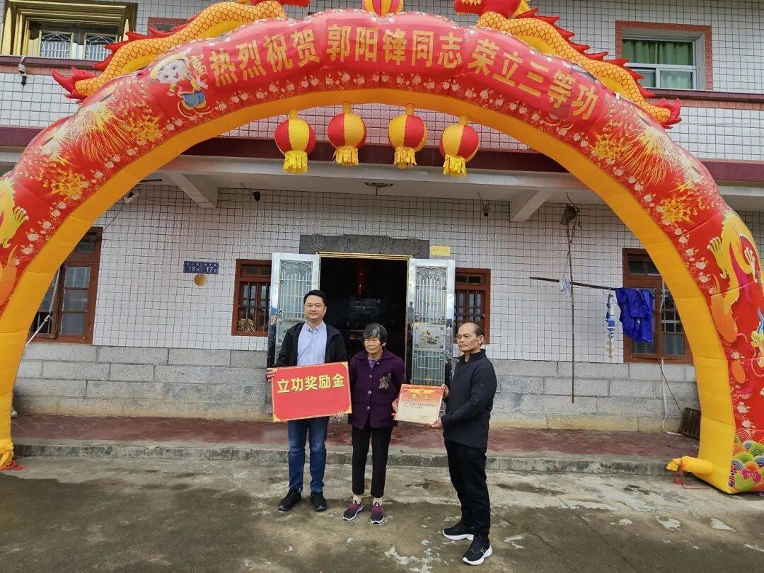 军营建功业,喜报传家乡
