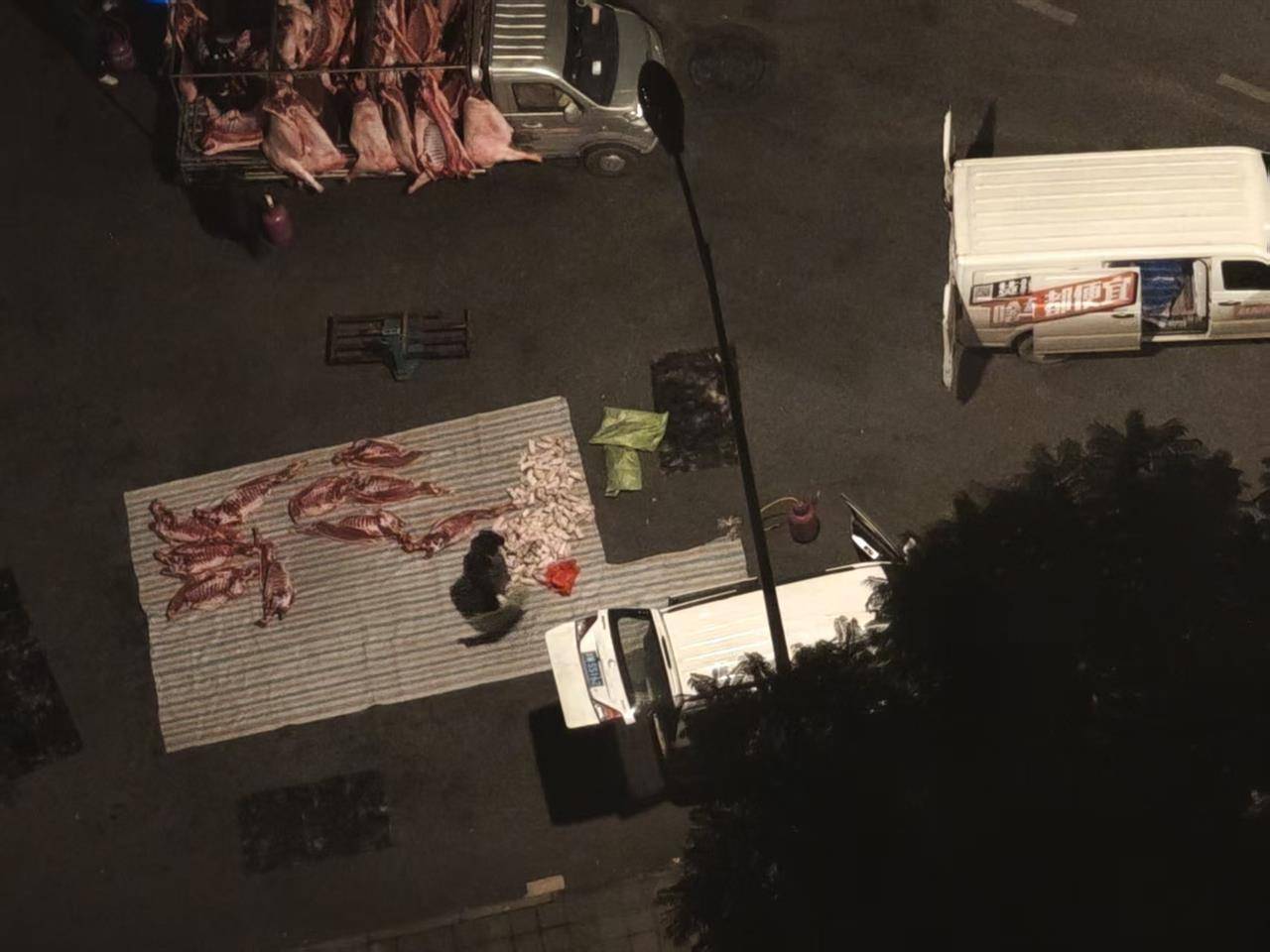 成都街头凌晨惊现“流动猪肉摊”，一群人在路边地上剁猪肉为摊贩供货，当地回应