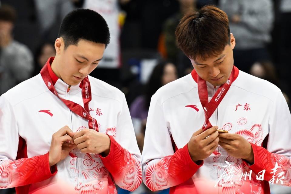 “把冠军留在广东”!广东男篮时隔12年夺冠,赵睿发文告别