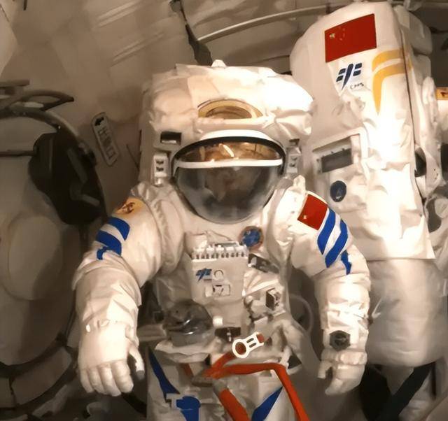 原创 刚刚!神舟二十号三名航天员顺利出舱,还带回120公斤宝物?