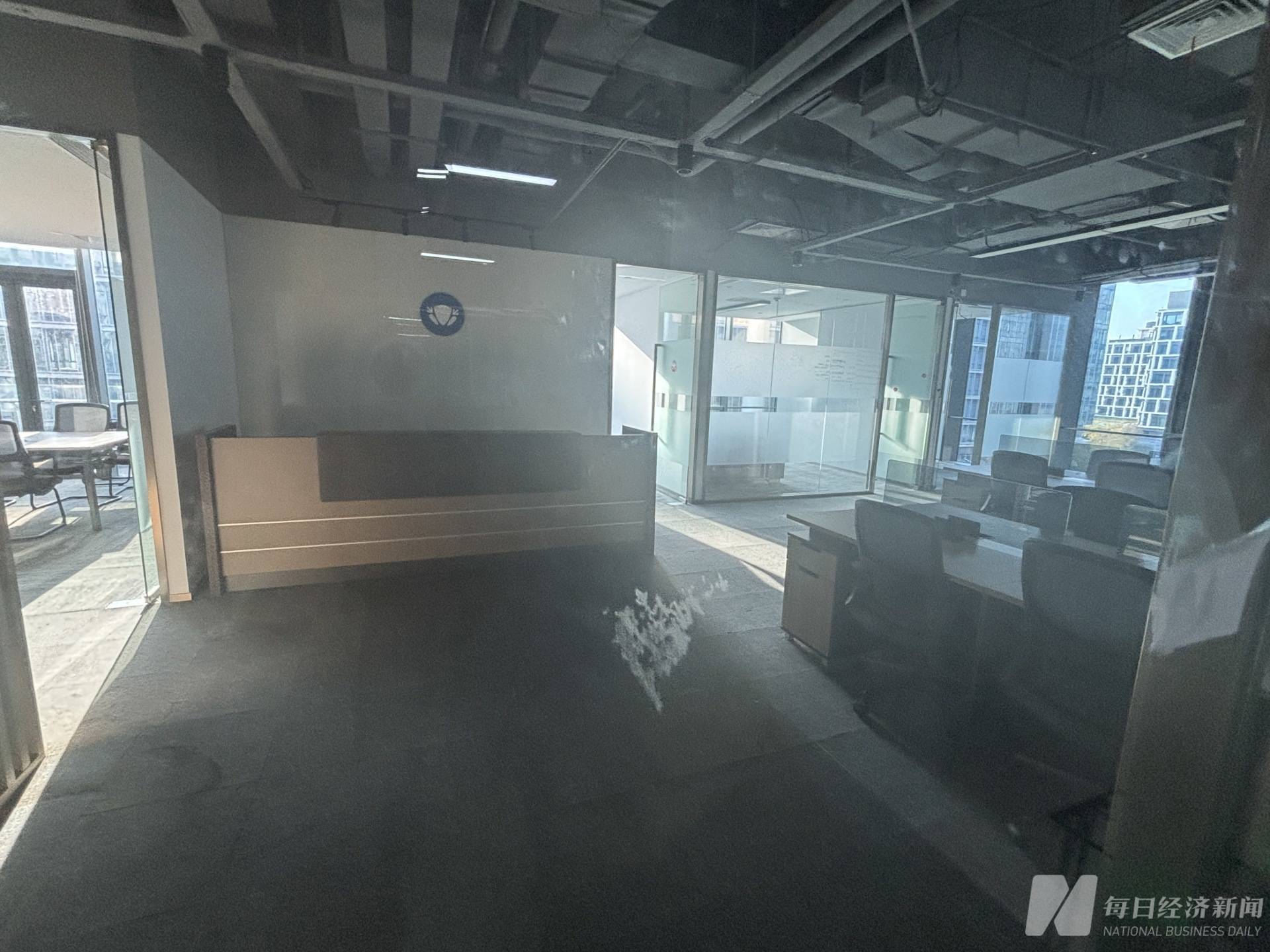 又一“薅羊毛秘诀”反噬用户，百保君“权益产品+返卡+积分兑换”模式现兑付危机 记者实探：公司9月已搬家