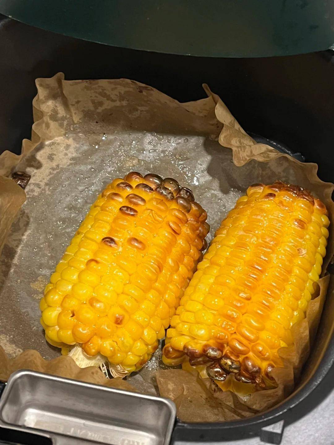 我豪迈地刷了层油结果炸出来的玉米粒像爆米花似的四处飞溅