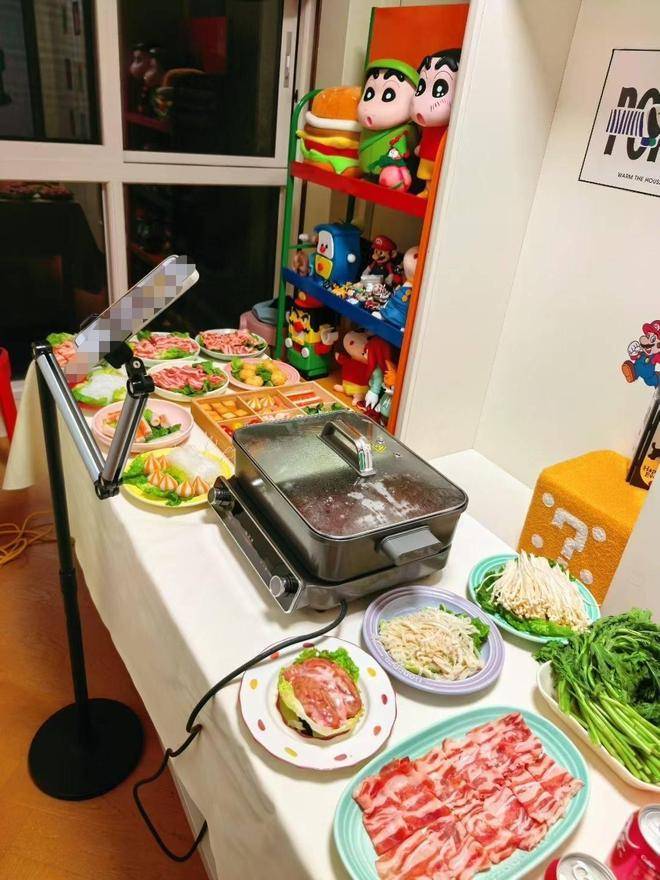 公摊电梯厅变火锅影院？福州业主私改引争议，律师警示风险