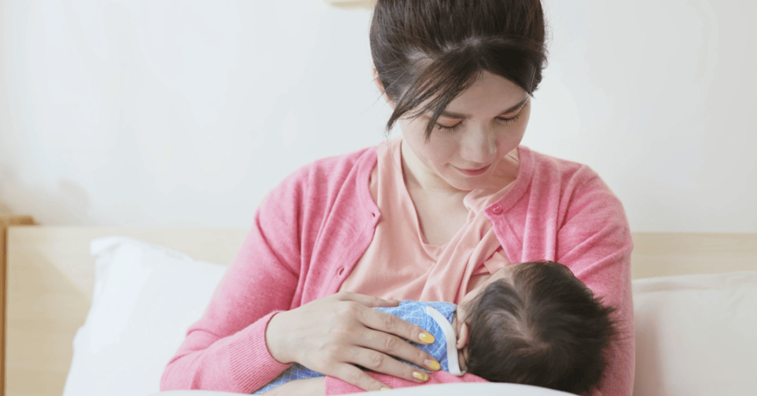 宝宝呛奶时,这个动作有窒息风险!正确做法是……