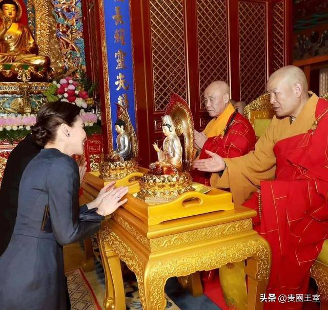 原创             苏提达不愧是空姐出身！同天换两双细高跟，灵隐寺行跪拜礼也轻松