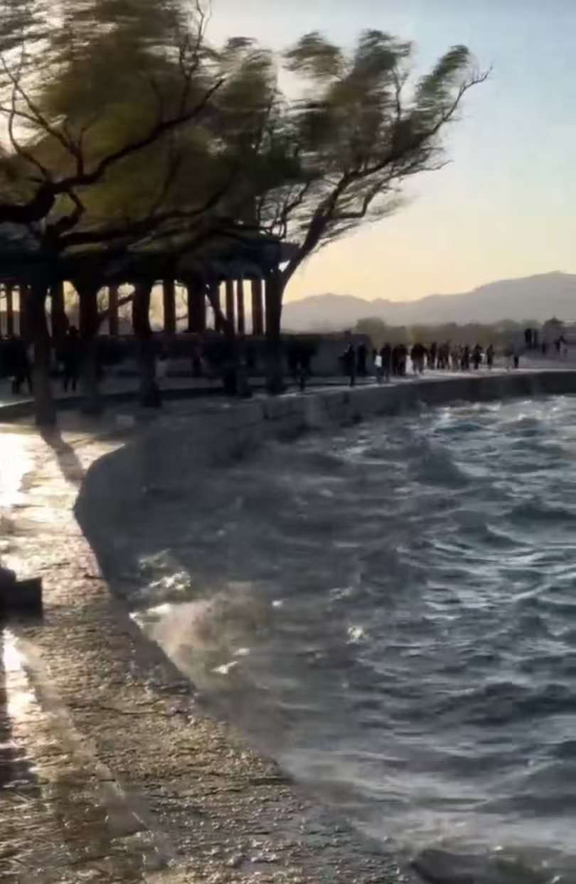 “都说了北京有海吧!”颐和园昆明湖水面被大风吹出“海浪”,网友:豆汁开锅了吗?