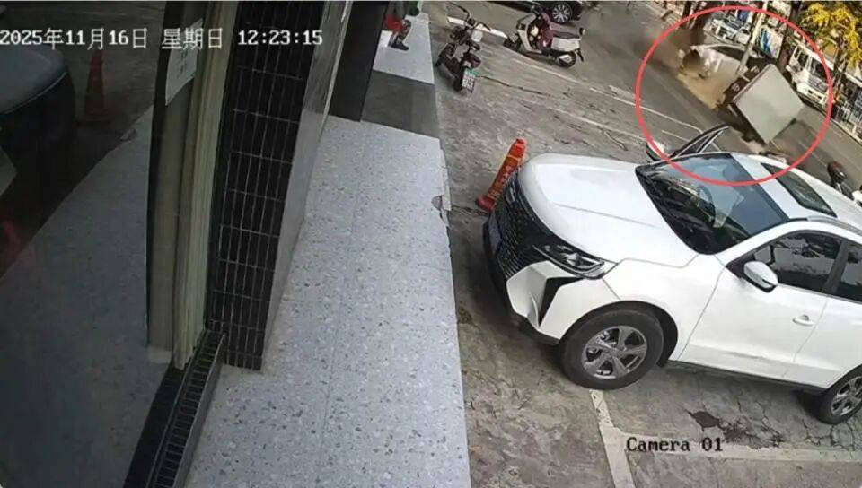 湖北荆州一轿车撞倒电箱撞断树，“发动机都甩出来了”！荆州交警：有人受伤