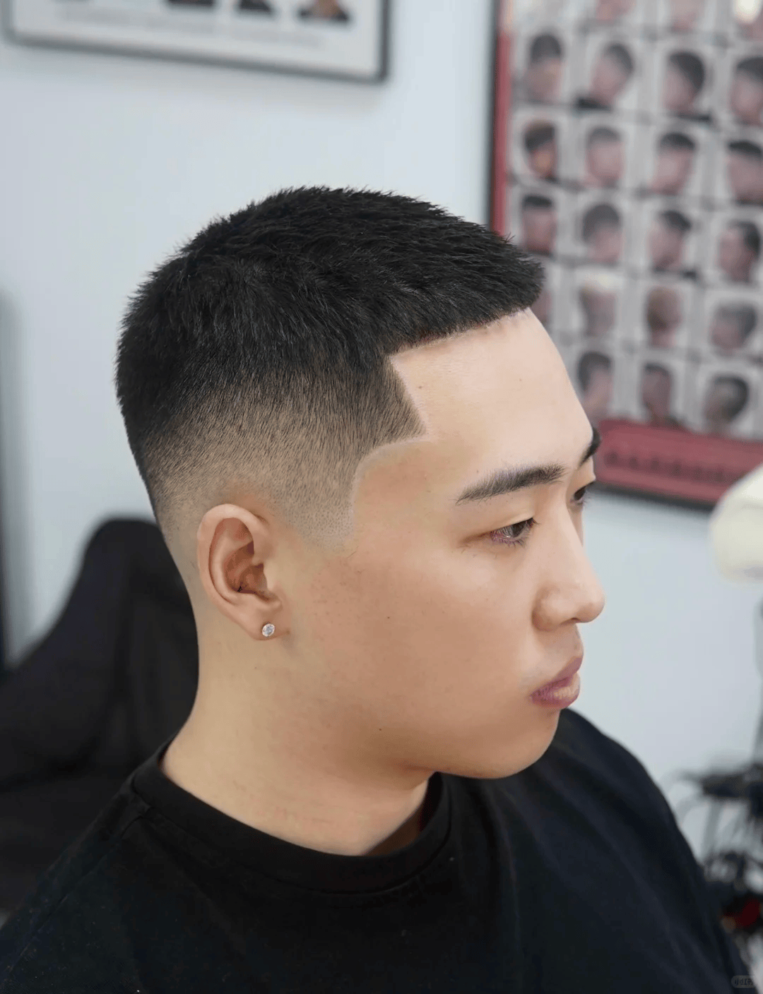 寸头吧~🙆♂️适合人群:下巴比较尖,颧骨比较突,长脸且五官精致