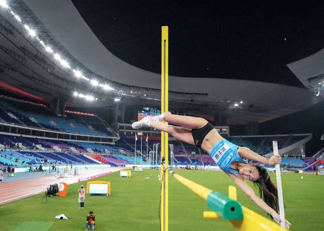 张子璇夺得十五运会女子撑竿跳高铜牌