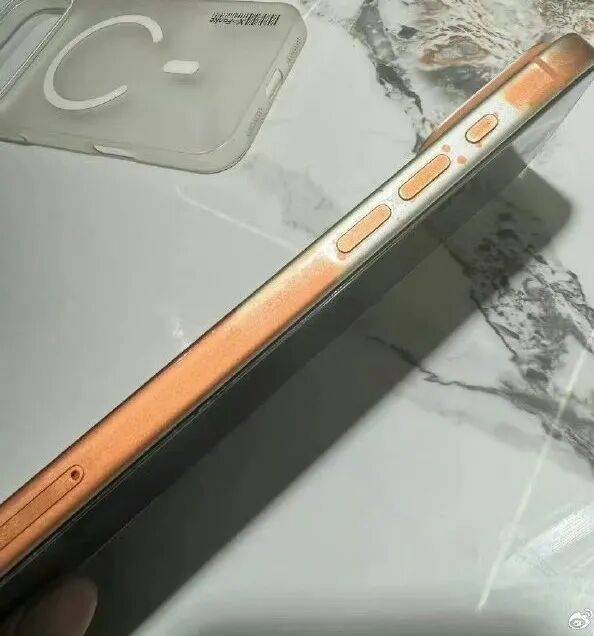 离谱！湿巾把iPhone 17擦成“不锈钢盆”？苹果回应有点好笑……