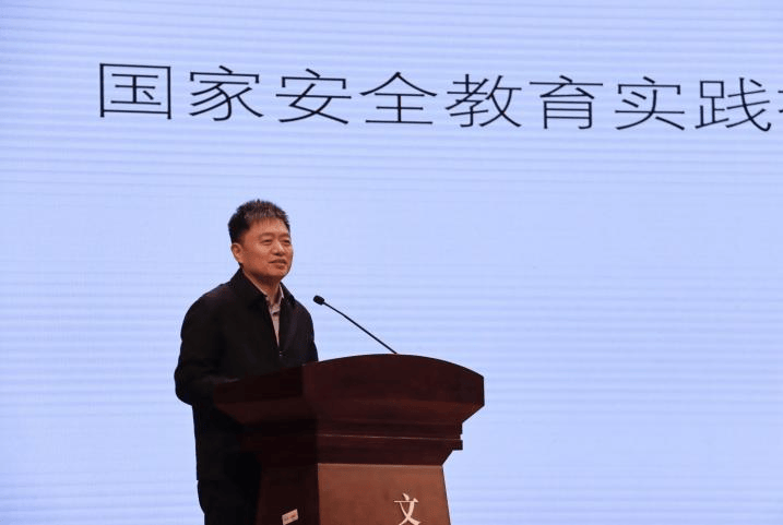 申继亮教授作专家报告,陆岳新院长作主旨报告18日上午的经验交流环节