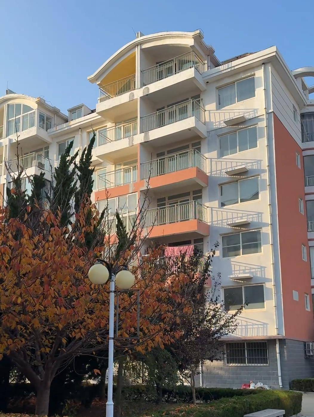 女子称丈夫花8万元网购70平海景房,当地仍有多套起拍价1万的房型在售,中介:在乳山几万元能买房很正常