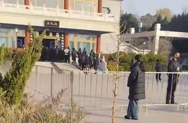 唐嫣现身公公追悼会！夫妻俩站门口迎宾，罗晋经纪人曝照粉碎婚变