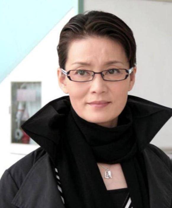 70 岁潘虹近况吓人，走路颤巍神情呆滞，40 年离婚真相藏不住