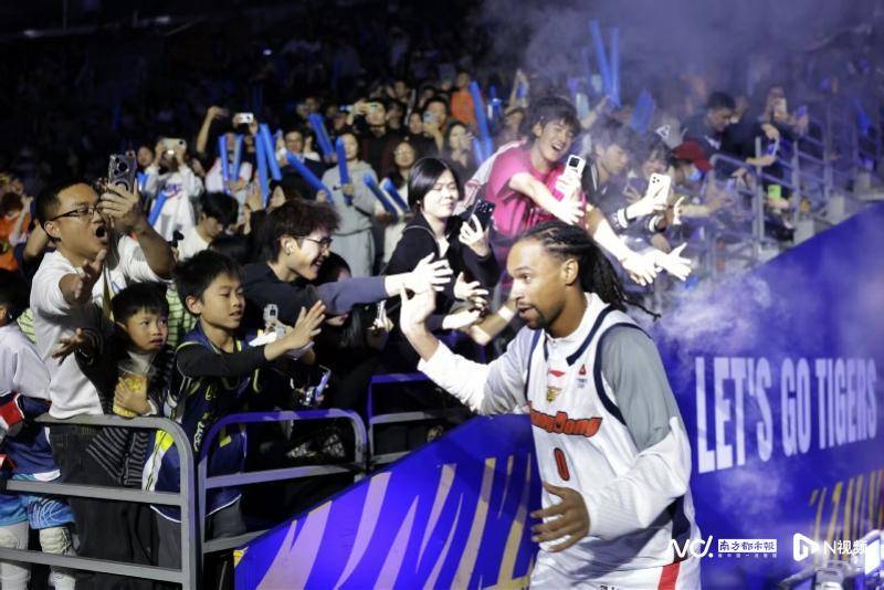 多图直击宏远球迷嘉年华！朱芳雨PK三分，崔永熙秒变孩子王