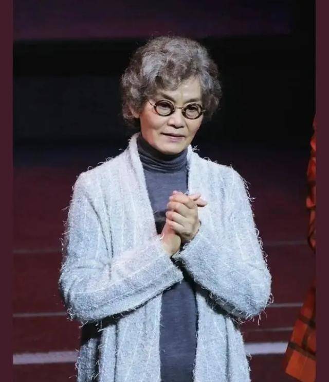 70 岁潘虹近况吓人，走路颤巍神情呆滞，40 年离婚真相藏不住