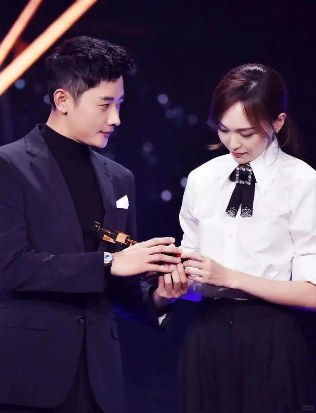 不装了！唐嫣在罗晋父亲葬礼上的3个细节，透露俩人如今真实状况